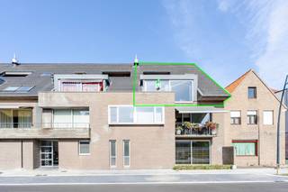 Ruim appartement met 3 slaapkamers, 2 terrassen in centrum Zedelgem<br /><br />Op een uitstekende locatie in het centrum van Zedelgem, op wandelafstand van lokale handelaars, horeca en openbaar vervoer, vinden we dit ruime en lichtrijke duplexappartement met 3 slaapkamers, 2 terrassen en een garagebox.<br /><br />Via de inkomhal met apart gastentoilet komen we binnen in de ruime leefruimte, met een aangename zithoek en directe toegang tot het eerste terras. Aansluitend bevindt zich de praktische berging, voorzien van aansluitingen voor wasmachine en droogkast. De keuken sluit mooi aan op de leefruimte en is uitgerust met een microgolfoven, oven, keramische kookplaat, koelkast met vriesvak, dubbele spoelbak, dampkap en vaatwasser.<br /><br />Op het gelijkvloers bevindt zich tevens de eerste slaapkamer met inpandige badkamer, uitgerust met een wastafel, ligbad en toilet.<br /><br />Op de verdieping treffen we nog twee ruime slaapkamers en een tweede badkamer met wastafel, douchecabine en toilet. Via deze verdieping is er bovendien toegang tot het tweede terras, ideaal om op elk moment van de dag van de buitenruimte te genieten.<br /><br />Interesse? Contacteer ons voor meer informatie of plan vandaag nog uw bezoek. Wij begeleiden u graag bij de ontdekking van dit ruime duplexappartement.<br /><br />