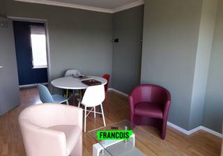 Gelegen op de 6de verdieping in het bruisende hart van Kortrijk, biedt deze studio een uitstekende investeringskans of een ideale optie als studentenkot. Dankzij de centrale ligging, op wandelafstand van het station en het levendige stadscentrum, is dit de perfecte locatie voor studenten of jonge werkenden die op zoek zijn naar een praktische, goed bereikbare woning. <br /><br />De studio omvat een inkomhal, een gezellige en lichte woonkamer die zowel als slaap- als leefruimte kan dienen, en een volledig uitgeruste kitchenette. De recent vernieuwde badkamer beschikt over een moderne douche, lavabo en toilet. <br /><br />Bovendien heeft de studio een ruim, zonnig terras, een ideale plek om te ontspannen. Een gemeenschappelijke fietsenberging is beschikbaar, wat extra gemak biedt aan de bewoners. <br /><br />Het appartement is momenteel verhuurd en heeft lage syndic- en verwarmingskosten, wat het extra aantrekkelijk maakt voor investeerders. Dankzij de centrale ligging, het ruime terras en het hoge verhuurpotentieel, biedt deze studio de mogelijkheid om een stabiel rendement te genereren. <br /><br />Of je nu op zoek bent naar een studentenkot of een woning voor verhuur, deze studio combineert comfort, ligging en rendement op een ideale manier.<br /><br />