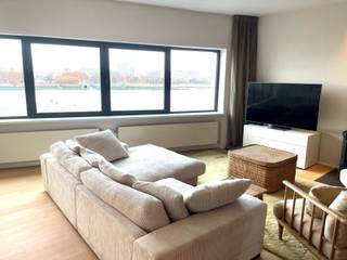 Prachtig triplex appartement adres Zand 6 gelegen op de kaai met zicht op de Schelde voorzien van 2 dakterrassen voor zicht Schelde en achter zicht oude stad en kathedraal op 30 m van pleintje voetgangers tunnel .Indeling op verd 3beviden zich 2 slaapkamers en 2 badkamers verd 4 living zicht Schelde ind hal toilet , vestaire en achterliggend eetplaats en keuken p 5 de verd kleine kantoor ruimte hobby ruimte aan de voorkant groot terrad zicht Schelde aan de achterknant terras met zicht kathedraal en oude stad in de klder bevind zich een ruime boogkelder <br />gelijkvloers zeer ruime garage voor twee auto's en nog plaats voor extra opslag huuprijs 2850 € beschikbaar vanaf 1 januari 2026