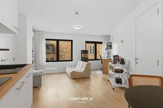 <span><strong>**Prachtige flat met terras aan het water te Leuven** - <span>LABEL A !!</span><br /><br /></strong></span>De Sint-Annastraat te Leuven is gelegen in een autoluwe zone en gekenmerkt als een gekasseide straat met karakter en grenzende aan de achterzijde van het gebouw aan het water, de Dijle. <br />Wie bieden u een prachtige flat (energetische renovatiejaar '23) met een bewoonbare oppervlakte van 39m² gelegen op een perceel van 40ca. Deze unit heeft een zeer ruime badkamer en een volledige geïnstalleerde keuken met eetplaats en living. De slaapkamer is afgesloten en is tevens ook grenzende aan het terras dewelke uitkijkt op het water. <br /><br /><span><strong>Graag meer informatie of meteen een bezoekje ter plaatse? Met plezier!! Contacteer onze Expert Investeringsvastgoed Jacky: jacky@connect-immo.be - 0495 53 46 49<br /></strong></span>