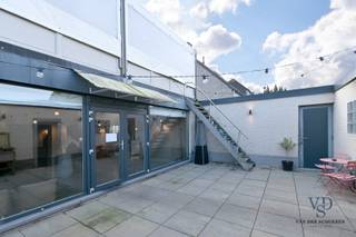 Commercieel pand, bestaande uit een gelijkvloers niveau (met terras), een praktische kelderverdieping én drie garages.<br />De residentie wordt vervolledigd met twee appartementen (één op de eerste en één op de tweede verdieping), welke desgewenst mee aangekocht kunnen worden. Ideaal voor een investeerder.<br />Vrij bij akte (eveneens vrij van brouwer).<br /><br />De onderste verdieping beschikt over een zaal van meer dan 65 m², keuken en berging, en tot slot de sanitaire cellen.<br />De handelszaak (het gelijkvloers) beschikt over meer dan 130 m² (naast het terras, binnenkoer, ...).