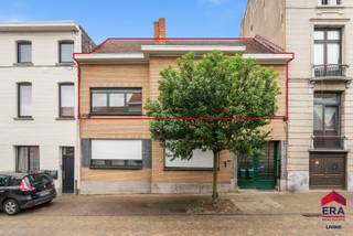 <p>Ben je op zoek naar een volledig vernieuwd appartement met 3 (mogelijks 5) slaapkamers, zonnig terras en ruime zolder in Aalst? Gevonden!</p>
<p>In het centrum van Aalst, in een rustige eenrichtingsstraat en op wandelafstand van winkels, scholen en openbaar vervoer, bevindt zich dit instapklare appartement op de eerste verdieping. Met een bewoonbare oppervlakte van 118 m² combineert deze eigendom ruimte, comfort en een uitstekende ligging.<br />De grootste troeven? Een gunstig EPC-label B dankzij de nieuwe condensatieketel en het hoogrendementsglas, een volledig vernieuwde en conforme elektrische installatie, een zonnig terras van 15m², een uitzonderlijk ruime zolder van 100m² én geen maandelijkse syndicuskosten!</p>
<p>De indeling is bijzonder praktisch: via de inkomhal met apart toilet kom je terecht in de ruime en lichtrijke leefruimte met grote raampartijen die zorgen voor een aangename sfeer doorheen de dag. Hier bevindt zich de stijlvolle open keuken met centraal eiland, volledig uitgerust met nieuwe BOSCH-toestellen met een rechtstreeks toegang tot het zonnige terras van 15 m². Verder beschikt het appartement over drie volwaardige slaapkamers, een moderne badkamer met ruime inloopdouche &amp; dubbel lavabomeubel en een praktische was- en berging. Tot slot is er een uitzonderlijk ruime zolder van maar liefst 100 m² die perfect dienst kan doen als extra slaapkamers, opslag- of hobbyruimte. Op het gelijkvloers bevindt zich bovendien een ruime gemeenschappelijke inkomhal met plaats voor fietsen of kinderwagen, aangevuld met een gemeenschappelijke kelderruimte.</p>
<p>Ben je op zoek naar een ruim, energiezuinig en volledig vernieuwd appartement op een topligging in Aalst? Contacteer ons vandaag nog voor een bezoek en ontdek zelf alle troeven van deze instapklare eigendom!</p>