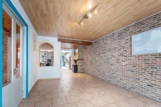 Ontdek deze verrassend ruime woning in Menen, ideaal voor wie op zoek is naar plaats, mogelijkheden en een aangename buitenomgeving.Bij het betreden...