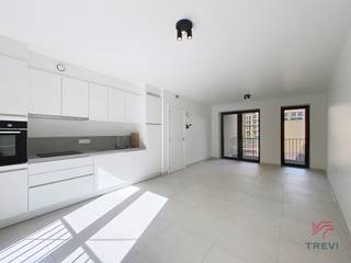 <p>Binnen het project Mench biedt dit één slaapkamerappartement een moderne en groene leefomgeving in het hart van Schaarbeek. Opgezet rond een grote gemeenschappelijke aangelegde tuin creëert het project een echte oase van rust in de stad, terwijl het perfect verbonden blijft met openbaar vervoer en voorzieningen.</p>
<p>Het appartement bestaat uit een lichte leefruimte met een open, volledig uitgeruste keuken, die een gezellige en functionele ruimte biedt. De slaapkamer, comfortabel en goed ingedeeld, garandeert rust en privacy. Een privatieve buitenruimte maakt het geheel compleet, ideaal om van mooie dagen te genieten.</p>
<p>De technische voorzieningen zijn van hoge kwaliteit: uitstekende energieprestatie met een EPC A, warmtepomp, zonnepanelen, ventilatiesysteem met dubbele flux, vloerverwarming, kwaliteitsvolle materialen en verzorgde afwerkingen. Lage provisies. Onmiddellijk beschikbaar. Mogelijkheid om een parkeerplaats te huren tegen meerprijs (met of zonder laadpaal). Oppervlaktes worden ter indicatie meegedeeld.<br /><br /></p>
<p><u>Indeling</u>:</p>
<ul>
<li>Entreehal - toilet met wastafel</li>
<li>Slaapkamer 1</li>
<li>Doucheruimte</li>
<li>Woonkamer met volledig ingerichte keuken</li>
<li>Terras</li>
</ul>