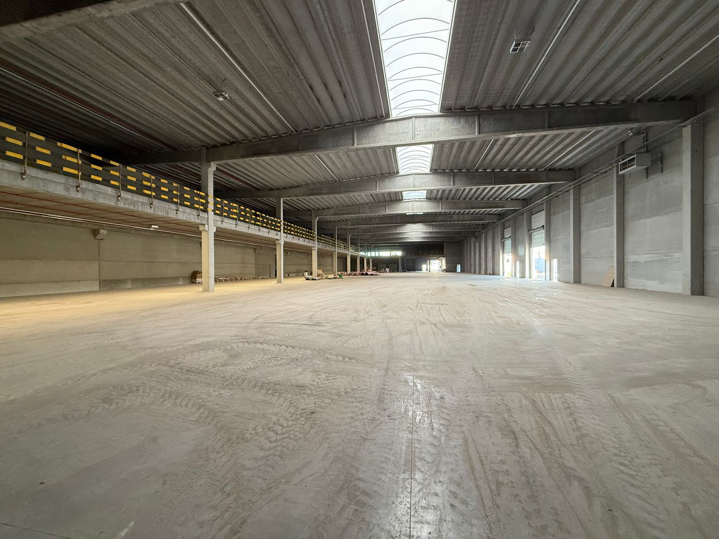 Uitstekend gelegen multifunctioneel bedrijfsgebouw met visibiliteit op E17 - foto 2