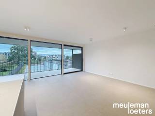 Appartement économe en énergie avec deux chambres, grande terrasse et garage au centre de Veldegem<br /><br />Découvrez ce bel appartement de deux chambres situé au premier étage de la résidence moderne Residentie Delphine, idéalement situé au cœur de Veldegem. Ce bien allie un confort de vie contemporain à des techniques de pointe et une disposition bien pensée.<br /><br />L’entrée vous mène à un séjour lumineux avec une cuisine ouverte entièrement équipée. Cette cuisine de qualité comprend des appareils SMEG, dont un lave-vaisselle, une table de cuisson à induction avec hotte intégrée, un combiné réfrigérateur-congélateur et un four à chaleur tournante. L’évier double est également présent. Une grande buanderie attenante offre un espace de rangement très pratique.<br /><br />L’appartement dispose de deux chambres doubles confortables et d’une salle de bains moderne avec douche à l’italienne, double lavabo, placard mural et radiateur porte-serviettes.<br /><br />Un atout majeur est la grande terrasse où vous pourrez profiter pleinement de l’extérieur en toute tranquillité.<br /><br />De plus, l’appartement comprend un garage privé avec porte automatique, éclairage et alimentation électrique. Il est également possible d’installer une borne de recharge pour véhicule électrique et de louer un garage supplémentaire pour 75 euros par mois.<br /><br />Grâce à sa conception énergétiquement neutre, aux technologies récentes et à son équipement haut de gamme, ce logement offre un habitat durable sans compromis sur le confort.<br /><br />Une solution de vie idéale pour ceux qui recherchent un logement moderne, économe en énergie et confortable au centre de Veldegem !