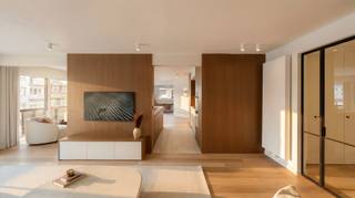 Op een gegeerde ligging aan de Zoutelaan, op de hoek met de Lippenslaan, in residentie Cap Nord, bevindt zich dit uitzonderlijk gerenoveerde appartement van ca. 170 m².<br /><br />Een renovatie uitgevoerd in 2026, met een graad van vakmanschap en oog voor detail die je in dit segment zelden tegenkomt.<br /><br />Bij het binnenkomen valt de doordachte indeling, het lichtinval en de uitzonderlijke graad van afwerking van het appartement onmiddellijk op.<br />De leefruimte vormt het hart van het pand en strekt zich uit in een open, sculpturale vorm waar zithoek, open keuken en eethoek elk hun eigen plaats krijgen zonder ooit afgesloten te worden.<br /><br />De keuken is uitgerust met Miele-toestellen en fungeert als centraal punt tussen de lounge en het eetgedeelte. De vloer loopt in één doorlopende warme houtafwerking door het volledige appartement, wat de ruimte verbindt en sereen houdt.<br /><br />Achteraan het appartement bevinden zich de vier slaapkamers in een doordachte indeling: drie volwaardige slaapkamers en één compactere kamer voorzien van stapelbed, ideaal voor logés of kinderen. Overdag doet deze perfect dienst als bureau in het interieur verwerkt. <br /><br />Twee badkamers, waaronder een ruime ouderbadkamer met vrijstaand bad en inloopdouche, vervolledigen het slaapgedeelte. Een apart toilet en doordachte berging met aansluitingen voor was- en droogkast (Miele, weggewerkt in een gangkast) zorgen voor een wooncomfort waar niets aan het toeval is overgelaten.<br /><br />Onder de oppervlakte werd het appartement volledig vernieuwd. Alle ramen werden vervangen, de verwarmingsketel werd vernieuwd, twee airco's geïnstalleerd, en het geheel wordt gestuurd via een KNX-domotica-systeem met een gebruiksvriendelijke app. Het resultaat: een EPC-label A, wat in een gerenoveerd appartement van dit kaliber een opvallende prestatie is.<br /><br />Het appartement wordt verkocht met twee privatieve kelders (31 en 32) en een fietsenberging op het gelijkvloers. Een autostandplaats in de naastliggende residentie Welvaert kan optioneel mee aangekocht worden voor € 70.000.<br /><br />Het appartement wordt volledig gemeubeld verkocht, klaar om de spreekwoordelijke valies te zetten en de zomer in te gaan.<br /><br />Vraagprijs: € 1.695.000 (meubels inbegrepen).<br /><br />Een bezoek inplannen kan via ons kantoor — 0471 22 68 18 of info@immonano.be.