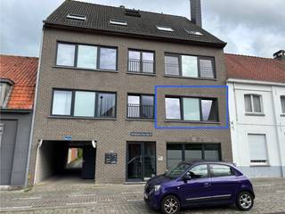 Dit instapklaar appartement met ondergrondse garage en bovengrondse staanplaats is gelegen in het centrum van Tielt (rustige ligging).<br />Indeling: inkom, leefruimte met open keuken, met aansluitend een ruim zuidgericht terras (20 m2) met zicht op de tuin, berging, apart toilet, badkamer (dubbele lavabo en douche), twee slaapkamers.<br />Gelegen op de eerste verdieping van de residentie en bereikbaar met de trap of lift.<br />De eigendom omvat ook een gemeenschappelijke tuin waar je vrij gebruik kan van maken.<br /><br />Info en bezichtiging: 0486/021325
