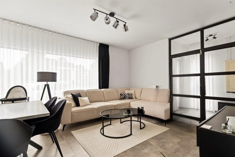 ALLEENSTAANDE GEZELLIGE KNUSSE GERENOVEERDE BUNGALOW OP 667 M² VLAKBIJ HET CENTRUM VAN HET BRUISENDE STEKENE - foto 3