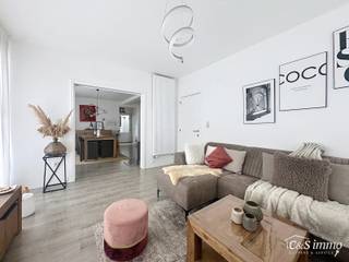 Bent u op zoek naar een ruime gezinswoning met veel mogelijkheden en lichtinval? Deze hoekwoning combineert wooncomfort, praktische indeling.<br />Op de gelijkvloerse verdieping bevindt zich een lichtrijke leefruimte en eetkamer van samen maar liefst 44m², ideaal voor gezellige familiemomenten. De aparte keuken is volledig uitgerust met gasvuur, dampkap, ijskast, microgolf, oven en vaatwasser. Verder is er een tweede badkamer voorzien die u nog volledig naar eigen smaak kunt afwerken. De woning beschikt daarnaast over twee garages, waarvan één bijzonder ruim (26m²) en dus perfect inzetbaar als wasruimte, berging of hobbyruimte.<br />De eerste verdieping biedt drie kamers, waarvan momenteel twee als slaapkamer gebruikt worden en één als extra zitruimte. Ook vindt u hier een badkamer met douche, lavabo en toilet. Op de tweede verdieping zijn er nog drie extra slaapkamers (tussen 6m² en 8m²), wat deze woning bijzonder geschikt maakt voor grotere gezinnen of voor wie graag een kantoor of hobbyruimte aan huis wil inrichten. Een extra troef is de volledig onderkelderde woning: de kelder is droog en biedt heel wat extra opbergruimte. De zonnepanelen voor een lagere energiefactuur en zijn er reeds opgemaakte plannen voor een terras aanwezig, die enkel nog uitgevoerd moeten worden. Dankzij de hoekligging geniet de woning bovendien van een overvloed aan natuurlijk licht. Klaar om ingericht te worden naar uw eigen wensen!