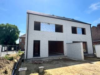<p>2 moderne nieuwbouwwoningen te koop nabij Leuven – ruime gezinswoninen met tuin en terras</p>
<ul>
<li>Locatie: Stadsrand, vlakbij Leuven (vlotte verbinding naar centrum, winkels, scholen en openbaar vervoer).</li>
<li>Type: Energiezuinige nieuwbouwwoning met warmtepomp.</li>
<li>Buitenruimte: Zonnige tuin en ruim terras, ideaal voor buitenleven.</li>
<li>Slaapkamers: 5 volwaardige slaapkamers.</li>
<li>Badkamers: 2 volledig ingerichte badkamers.</li>
<li>Keuken & leefruimte: Lichte, open leefruimte met grote ramen; moderne, volledig uitgeruste keuken.</li>
<li>Comfort: Vloerverwarming via warmtepomp, ventilatiesysteem D, akoestische hoogrendementsbeglazing.</li>
<li>Parkeren & berging: Private parkeermogelijkheid en praktische berging/wasruimte.</li>
<li>E-peil/energie: Zeer lage energiekost dankzij warmtepomp en performante isolatie. E-peil <20</li>
</ul>
<p>Troeven</p>
<ul>
<li>Nabijheid van Leuven en invalswegen</li>
<li>Instapklaar, toekomstbestendig en onderhoudsvriendelijk</li>
<li>Perfect voor grotere gezinnen of thuiswerk</li>
<li>BTW 6% mogelijk</li>
</ul>
<p>Prijs en info</p>
<ul>
<li><strong>Prijs: 658.227 euro voor huisnummer 2 en 673.826 euro voor huisnummer 4, prijzen excl. kosten (volledig afgewerkt, ook terras en tuin)</strong></li>
<li>Beschikbaarheid: bij akte - maart 2027</li>
</ul>