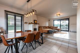 Deze instapklare woning is gelegen in een rustige residentiële buurt, op korte afstand van scholen, winkels en de N9.<br /><br />De woning biedt verrassend veel ruimte en combineert een praktische indeling met een mooie, zonnige tuin.<br /><br />Binnenin beschikt de woning over een lichtrijke living met gezellige haard, een bureauruimte en maar liefst vier slaapkamers.<br /><br />Een bijzondere troef is de ruime polyvalente ruimte, die voorheen dienstdeed als kinderopvang. <br /><br />Deze ruimte biedt tal van mogelijkheden en kan perfect ingericht worden als praktijkruimte, hobbyruimte, speelkamer, extra leefruimte of voor andere professionele of privédoeleinden.<br /><br />Op de verdieping bestaat bovendien de mogelijkheid om een extra badkamer te creëren. De nodige leidingen zijn hiervoor reeds aanwezig. <br /><br />Buiten geniet u van een ruime en mooi aangelegde tuin op een zonnig perceel, voorzien van een opbouwzwembad. <br /><br />De oprit wordt afgesloten met een automatische poort en er is een praktische fietsenstalling aanwezig.<br /><br />Een ruime en veelzijdige woning met vier slaapkamers, extra werk- en leefruimte en een aangename tuin, ideaal voor wie rustig wil wonen met scholen, winkels en belangrijke verbindingswegen vlakbij.<br /><br />Bel Top Vastgoed voor een bezoek op 0475 700 700