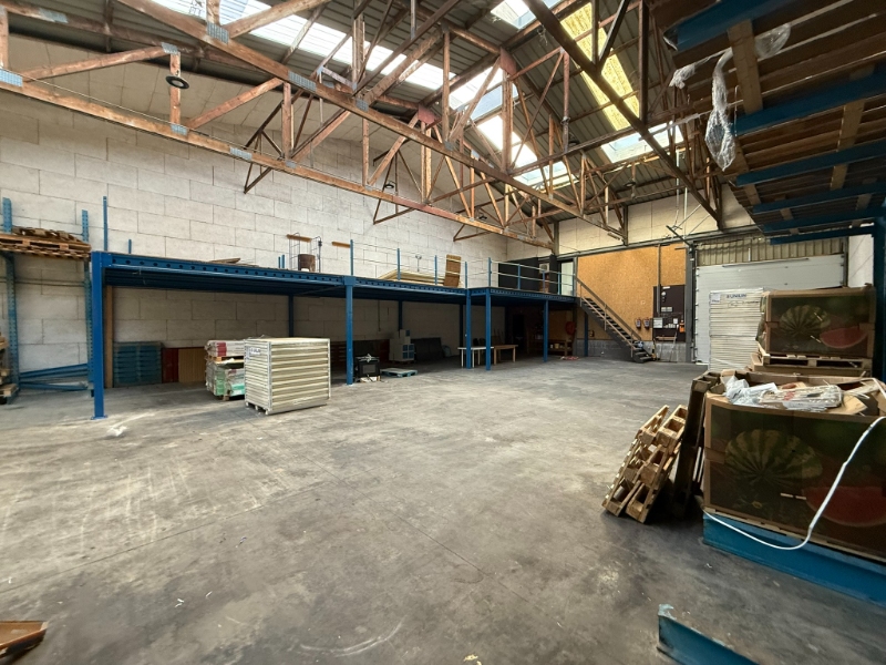 Ruime opslagruimte met mezzanine te huur in Evergem – vlot bereikbaar - photo 5