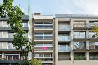Dit appartement is gelegen in het centrum van Roeselare.De indeling is als volgt: inkomhal met gastentoilet, woonkamer, keuken, terras met zicht op...