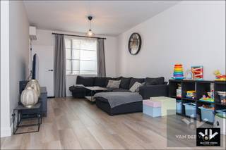 <u><strong>Wonen met ruimte, rust en bereikbaarheid op een perceel van 8a42ca – vlak bij natuur, stad én sportinfrastructuur</strong></u><br /><br /><strong><u>TROEVEN:</u></strong><br />- Ruim perceel van 8 aren 42 centiaren <br />- Riante bewoonbare oppervlakte van 226 m² <br />- Karaktervolle woning met moderne aanbouw<br />- Vlak bij het centrum van Zonhoven<br />- Uitstekende verbinding met Genk, Hasselt, Heusden-Zolder en Houthalen-Helchteren<br />- Nabij tal van natuurgebieden zoals Bokrijk, Kelchterhoef, Hengelhoef, de Teut en de Wijers<br />- Op wandelafstand van sportcentrum De Basvelden<br />- Volledige renovatie hoofdgebouw <br />- Zonnepanelen aanwezig <br />- Gunstig EPC (label <strong>C</strong>)<br />- Grote en onderhoudsvriendelijke tuin met overdekt terras<br />- Extra kamers mogelijk in de nog af te werken aanbouw<br />- 1 slpk in gebruik als dressing<br /><br />Laat je verrassen door de unieke combinatie van authentiek karakter en moderne wooncomfort in deze ruime woning, ideaal gelegen op een boogscheut van het bruisende centrum van Zonhoven. Dankzij de strategische ligging woon je heerlijk rustig, maar toch dicht bij verbindingswegen en voorzieningen.<br /><br />De woning werd recent uitgebreid met een ruime aanbouw en biedt vandaag al een dubbel zo grote leefruimte. De woning beschikt over een inkomhal met gastentoilet, een gezellige leefruimte, een open keuken met aparte zit- en eethoek, een wasplaats, technische ruimte én een verdiepbare aanbouw met toekomstig potentieel. Boven vind je twee slaapkamers, een stijlvolle badkamer én een luxueuze master bedroom van maar liefst 32 m².<br /><br />De buitenruimte is minstens even aantrekkelijk: een onderhoudsvriendelijke voortuin, een ruime oprit, een overdekt terras met loungehoek én een afgesloten tuin met berging maken het plaatje compleet.<br />Deze woning is grotendeels gerenoveerd en biedt volop ruimte om jouw woonwensen waar te maken.<br /><br />Zoek je een instapklare gezinswoning met uitbreidingsmogelijkheden, een topligging en alle comfort? Dan is dit jouw kans!<br />Grijp ze en ontdek het samen met Koen!