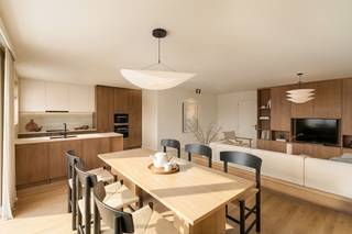 Voor wie droomt van comfortabel en modern wonen met de luxe van een ruime tuin, presenteren wij dit prachtige nieuwbouw appartement op het gelijkvloers, gelegen in het rustige Zandhoven. Met een bewoonbare oppervlakte van 91,8 m² en een royale tuin van maar liefst 174,55 m² rondom, biedt dit appartement een unieke combinatie van binnen- en buitenleven, perfect voor wie ruimte, licht en vrijheid waardeert.<br /><br />Binnen geniet u van een lichte en open leefruimte waar zithoek, eetkamer en keuken naadloos in elkaar overvloeien. De grote raampartijen zorgen voor veel natuurlijk licht en geven een prachtig uitzicht op de tuin, waar u heerlijk kunt ontspannen of gezellig tafelen met familie en vrienden.<br /><br />Het appartement beschikt over twee ruime slaapkamers, een moderne badkamer en een praktische aparte berging.<br />Bijkomend is er een kelderberging inbegrepen en is er de mogelijkheid om een staanplaats (€15.000) of carport (€20.000) mee aan te kopen. <br /><br />De warmtepomp in combinatie met vloerverwarming zorgt voor een aangenaam en efficiënt binnenklimaat, het hele jaar door. De koper heeft bovendien nog volledige vrijheid om de afwerking naar eigen wens te bepalen, waardoor dit appartement echt een thuis op maat wordt.<br /><br />Dit nieuwbouwproject wordt niet verkocht onder de Wet Breyne.<br /><br />Een ideale kans voor wie wil genieten van een rustige woonomgeving met alle hedendaagse comfort, en tegelijk wil profiteren van de vrijheid en ruimte die deze gelijkvloerse woning met tuin te bieden heeft.<br /><br />Inlichtingen in aanvraag E-peil maximum 30.<br />Verkoop onder btw op constructie en registratierechten op grondaandeel.<br />Interesse? Neem vandaag nog contact met ons op voor meer informatie of een bezoek ter plaatse!<br /><br /><strong>Prijs exclusief 6% btw en andere belastingen: 385.000 euro<br />Prijs inclusief 6% btw en andere belastingen: 417.265 euro - indien je voldoet aan de voorwaarden : https://fin.belgium.be/nl/particulieren/woning/bouwen-verbouwen/afbraak-wederopbouw<br /><br />Prijs inclusief 21% btw en andere belastingen: 452.102,50 </strong>
