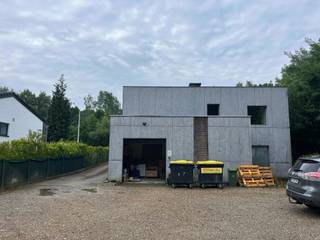 Gerenoveerd bedrijfsgebouw te huur met diverse mogelijkheden op topligging langsheen de steenweg tussen Mechelen en Leuven, met makkelijke verbinding naar E19. Het gebouw beschikt op het gelijkvloers over een receptie, sanitair, keuken, kantoor- en vergaderruimte en een klein deel opslagruimte toegankelijk via een sectionale poort. De eerste verdieping is momenteel ingericht als showroom / toonzaal, maar kan ook perfect dienen als kantoorruimte. Achteraan is er een terras aanwezig. De grondoppervlakte bedraagt 10a.