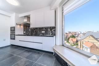 Vous recherchez <strong>un appartement spacieux et prêt à emménager</strong> dans un emplacement de choix à la côte ? Ce magnifique appartement semi-ouvert situé au cœur de La Panne combine une situation exceptionnelle avec une vue dégagée et rare sur les dunes. Grâce à la proximité immédiate de<strong> la plage, des commerces, des restaurants et de la nature</strong>, vous profitez ici pleinement de tout ce que la côte peut offrir.<br /><br />Le<strong> lumineux séjour, doté de grandes baies vitrées</strong>, offre un cadre de vie agréable ainsi qu’une <strong>vue panoramique sur la Zeelaan et les dunes</strong>. Avec ses <strong>trois chambres complètes</strong>, son agencement pratique et ses belles finitions, cet appartement est idéal comme résidence principale, seconde résidence ou investissement.<br /><br />Il est également important de préciser qu’au sein de la copropriété, des projets sont prévus afin de définir dans le courant de l’année prochaine <strong>le renouvellement de la façade ainsi que le remplacement des châssis</strong>. Ces futurs travaux seront à charge de l’acquéreur. Il en a déjà été tenu compte dans la fixation du prix demandé et dans la mise en vente de ce bien.<br /><br /><strong>Composition</strong>
<ul>
	<li>Hall d’entrée</li>
	<li>Spacieux et lumineux séjour avec vue panoramique</li>
	<li>Cuisine ouverte entièrement équipée</li>
	<li>3 chambres complètes</li>
	<li>Salle de bains moderne avec <strong>douche à l’italienne</strong> et toilette</li>
	<li>Toilette séparée</li>
	<li>Débarras pratique</li>
	<li><strong>Terrasse/balcon avec vue sur le charmant quartier Dumont</strong></li>
</ul>
<strong>Atouts</strong>

<ul>
	<li>Vue dégagée et unique sur les dunes</li>
	<li><strong>Appartement prêt à emménager</strong></li>
	<li>Situation centrale idéale à proximité de la plage, des commerces et de la nature</li>
	<li>Agencement spacieux et fonctionnel avec 3 chambres</li>
	<li>Belle luminosité naturelle</li>
</ul>
Idéal comme résidence principale, seconde résidence ou investissement