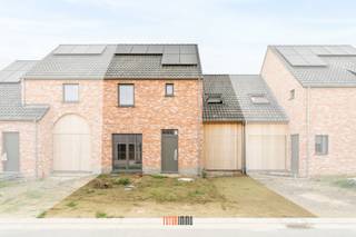 Ontdek het idyllische Ruiselede – de perfecte plek om te wonen!<br />Droom je van een woning waar rust en natuur samenkomen? Zoek dan niet verder dan Ruiselede! Deze prachtige gemeente is gelegen in het schilderachtige hart van West-Vlaanderen en biedt een unieke levensstijl voor iedereen die op zoek is naar de perfecte plek om te wonen.<br />Ruiselede staat bekend om zijn groene omgeving en adembenemende landschappen. Hier kun je genieten van eindeloze wandelingen en fietstochten door schilderachtige velden en bossen. Met een overvloed aan groene ruimtes en parken is Ruiselede de ideale plek voor gezinnen, sportliefhebbers en natuurliefhebbers.<br />Naast de natuurlijke schoonheid biedt Ruiselede ook een bruisend dorpsleven. Het centrum van de stad heeft een breed scala aan winkels, openbaar vervoer en andere voorzieningen en vrijetijdsbestedingen, er valt altijd wel iets te beleven voor jong en oud.<br />Bovendien is Ruiselede ook zeer gunstig gelegen. Met goede verbindingen naar nabijgelegen steden zoals Brugge, Kortrijk en Gent, alsook naar de kust, kunt u genieten van het beste van beide werelden – de rust en schoonheid van het platteland en de bruisende stedelijke ervaring binnen handbereik.<br />De energiezuinige woningen zijn niet alleen van een hoge kwaliteit, maar bieden ook minstens 3 slaapkamers en een slimme indeling. Daarnaast hebben ze allemaal een mooie privétuin en een handige inpandige garage.<br />De buitenschil van de woningen werd bepaald en kan niet worden veranderd. Echter, voor de binnenafwerking heeft u de mogelijkheid om uw eigen keuzes te maken. Dit omvat zaken zoals de vloer- en wandtegels, sanitaire toestellen, binnendeuren en -trappen,…<br />U kunt uw persoonlijke smaak en stijl laten zien door te kiezen voor afwerkingen die bij u passen en de sfeer en functionaliteit van de ruimtes compleet maken. Door deze personalisatiemogelijkheden kunnen bewoners zich echt thuis voelen in hun nieuwe woning !<br /><br />De vermelde prijzen zijn voor een afgewerkte woning volgens lastenboek (excl. kosten).<br /><br />Interieurfoto's zijn van de modelwoning - ter illustratie!<br />Meer info en/of een plaatsbezoek, neem gerust contact op 0470 50 50 50 of info@futurimmo.be !