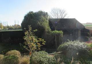 UPDATE : woning in optie<br /><br /><br />In een rustige, groene dreef van Veldegem vind je deze charmante open bebouwing op een perceel van 790 m².<br /><br />Een woning die ruimte, degelijkheid en comfort biedt — perfect voor wie houdt van rust, licht en een vleugje landelijke charme, zonder in te boeten aan bereikbaarheid.<br /><br /> <br /><br />Van zodra je de woning ziet, voel je de zorg waarmee deze woning werd onderhouden.<br /><br />Het nieuwe dak, de volledig vernieuwde ramen en buitendeuren met hoogrendementsglas en de geïsoleerde zolder zorgen voor een uitstekend wooncomfort én een gunstig EPC-label C (score 297).<br /><br /> <br /><br />Binnenin geniet je van een lichtrijke leefruimte met uitzicht op de zonnige, aangelegde tuin.<br /><br />De keuken (17m²) en badkamer zijn origineel, maar goed bewaard en onmiddellijk bruikbaar. <br />Met 3 ruime slaapkamers, een aparte bureau en een volledige kelderverdieping is er plaats genoeg voor elk gezinslid en hobby.<br /><br /> <br /><br />Buiten vind je een prachtig aangelegde tuin met fruitbomen, vergezicht op weilanden en bos, een knus bakstenen tuinhuis met open zithoek, barbecue, en een aparte berging.<br /><br />Dankzij de zuidgerichte oriëntatie geniet je hier de hele dag van zon en rust.<br /><br /> <br /><br />Technisch zit het ook goed:<br /><br />een goed onderhouden gascondensatieketel Viessmann, 8 zonnepanelen met groenestroomcertificaten aan 450 EURO, alarminstallatie, en rolluiken op alle ramen (deels elektrisch). De rolluikkasten zijn uiteraard zeer goed geïsoleerd..<br /><br /> <br /><br />De ligging is ideaal: een rustige straat, op slechts 4 minuten van de oprit E403 en vlak bij winkels, scholen en openbaar vervoer.<br /><br />Bovendien ligt de woning in een zone zonder overstromingsrisico — vlot bereikbaar en toch heerlijk landelijk!<br /><br /><br />De vanafprijs voor de woning is 389.000 EURO.<br />Wij verwelkomen alle serieuze biedingen boven deze prijs en kijken uit naar uw interesse.<br /><br />