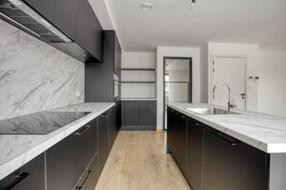 Aan de Weg naar Opoeteren 170 in Oudsbergen treffen we dit volledig gerenoveerde duplex-appartement aan, gelegen op de eerste en tweede verdieping...