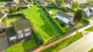 KNAPPE BOUWKAVEL (+-11A86CA) OP GROENE, DOCH CENTRALE EN GUNSTIGE LOCATIE, VLAKBIJ HET CENTRUM VAN BOCHOLT! Deze bouwkavel met maar liefst...