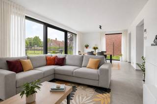 Deze moderne nieuwbouwwoning (186 m2 BVO) is gelegen in het landelijke Zwalm op een perceel van 865m2 aan het einde van een doodlopende straat...