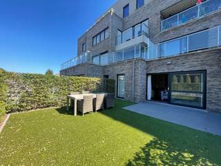 Dit instapklare, recente appartement biedt tal van mogelijkheden, of u het nu als woonst, kantoor of praktijkruimte wilt gebruiken. Ideaal gelegen nabij het Technologiepark en uitstekend bereikbaar via R4, E40, E17 en openbaar vervoer.<br /><br /><u><strong>Indeling</strong></u>:
<ul>
<li>Inkomhal met gastentoilet</li>
<li>Ruime leefruimte met open, ingerichte keuken</li>
<li>Mogelijkheid om een bureau te plaatsen of een aparte 3e kamer te creëren</li>
<li>2 slaapkamers</li>
<li>Badkamer met bad, douche en lavabomeubel</li>
<li>Praktische berging</li>
<li>2 terrassen en een tuin</li>
</ul>
<strong><u>Algemene info:</u></strong>
<ul>
<li>Bewoonbare oppervlakte: 98 m² + terrassen en tuin</li>
<li>Inclusief privatieve kelder</li>
<li>Beschikbaar bij akte</li>
<li>EPC: 114 kWh/m² (bouwjaar 2015)</li>
<li>Centrale verwarming op gas</li>
<li>Aankoop parkeerplaatsen mogelijk:
<ul>
<li>Ondergrondse staanplaats: €30.000</li>
<li>2 buitenstaanplaatsen: €25.000</li>
</ul>
</li>
</ul>
Geschikt voor vrije beroepen dankzij de flexibele indeling. Een unieke kans om te wonen of werken op een toplocatie!<br />Bezoek deze topper en ontdek de mogelijkheden!