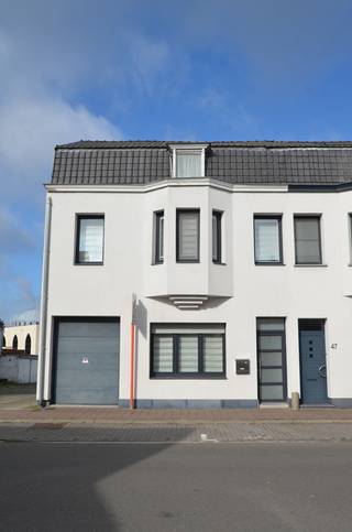 LOKEREN rand centrum: nabij uitvalswegen E17 en nabij scholen: totaal gerenoveerde woning met charmante gevel op 113 m2 grondoppervlakte - vloerverwarming gelijkvloers en verdieping - Indeling: inkom, leefruimte, ingerichte keuken met eiland, berging met ingerichte maatwerkkasten, douchekamer met toilet, kelder - 1ste verdieping: zeer ruime slaapkamer (1) met annex dressing en badkamer met ligbad en toilet, berging/wasplaats, slaapkamer (2) - dakverdieping: grote slaapkamer (3) met annex ruimte voor dressing - garage - tuinterras - asbestveilig - EPC B