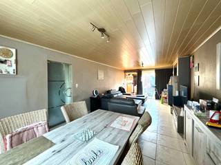 Voor wie houdt van een landelijk gelegen HOB te Anzegem met mogelijkheid tot carport naast de woning, zal hier zeker interesse voor krijgen.<br /><br />Met parking voor de deur en oprit naast de woning biedt deze woning U ook een grote diepe tuin waarbij de factuur opfrissing centraal staat. Ideaal dus voor een handige Harry die houdt van kleine renovatie.<br />De woning omvat o.a. op het GELIJKVLOERS:<br />- Grote inkomhal met glazen deur<br />- Lichtrijke leefruimte met pelletkachel en moderne tegelvloer<br />- Open keuken met alle toestellen en vaatwas<br />- Badkamer met hoekbad en toilet<br /><br />1ste VERDIEP:<br />- 3 volwaardige slaapkamers<br />- Vaste trap naar de zolder.<br /><br />Ideale ligging te Anzegem, rustige omgeving.<br />EPC 789kWh/m² - UC3407248 - Label F - renovatieplicht binnen de 6 jaar na akte.<br />Grondoppervlakte 618m² - bewoonbare oppervlakte 155m² - P-en G- score: A. Bevindt zich niet in een risicozone voor overstromingen<br /><br />Interesse in deze woning? Neem dan zeker contact op via mail info@immodebo.be 