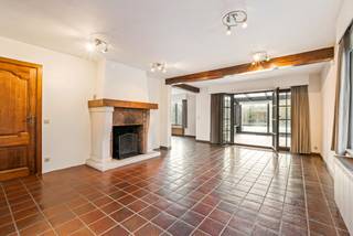 Deze charmante woning in Alken verenigt ruimte, comfort en een rustige ligging in één geheel. Het perceel van maar liefst 2.560 m² biedt een zee aan mogelijkheden: een gezellig terras, een ruime tuin en volop plek om te genieten van het buitenleven.<br /><br />Binnenin beschikt de woning over vijf slaapkamers, ideaal voor een groot gezin of voor wie graag gasten ontvangt. Met twee badkamers is er voldoende comfort en privacy voor iedereen. De leefruimtes sluiten naadloos aan op het terras en de tuin, waardoor binnen en buiten mooi in elkaar overvloeien. Of je nu houdt van tuinieren, spelen met de kinderen of gewoon ontspannen in de zon – deze woning maakt het allemaal mogelijk.<br /><br />Ook op praktisch vlak scoort dit huis hoog. Zo is er een ruime garage met plaats voor fietsen, gereedschap en extra opslag. Dankzij de indeling en de royale oppervlakte leent de woning zich bovendien perfect voor een vrij beroep of kantoor aan huis – ideaal voor wie wonen en werken wil combineren.<br />Bron bewoonbare oppervlakte: EPC<br />Buitengewone kenmerken:<br />- Perceeloppervlakte van 2.560 m²<br />- 5 ruime slaapkamers <br />- 2 badkamers<br />- Grote garage met extra opbergruimte<br />- Zonnepanelen 4320 Wp<br />- Gezellig terras en uitgestrekte tuin om volop van het buitenleven te genieten<br />- Mogelijkheid tot vrij beroep of kantoor aan huis<br />- Rustige ligging, geen achterburen