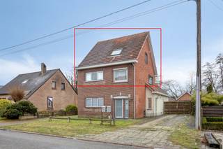  Een rustig gelgen duplex appartement met inkomhal (voorgevel), op de eerste verdieping een open leefruimte en keuken, badkamer (toilet, douche...