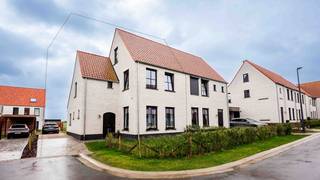 Bent u op zoek naar een recente, energiezuinige woning in een uitzonderlijk aangename omgeving?Deze prachtige halfopen bebouwing van 2023 is gelegen...