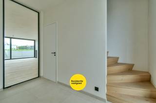 Welkom in deze prachtige en energiezuinige nieuwbouwwoning in Kortemark, waar hedendaags wooncomfort perfect samengaat met een rustgevend landelijk uitzicht. Deze woning is ideaal voor wie op zoek is naar ruimte, comfort en sereniteit, met scholen, winkels en andere noodzakelijke voorzieningen in de nabije omgeving.<br /><br />U wordt verwelkomd in een ruime inkomhal met gastentoilet. Van hieruit betreedt u de lichtrijke en aangename leefruimte met aansluitend een bureau, die dankzij de grote raampartijen geniet van een mooie natuurlijke lichtinval en een open zicht op de tuin. De open, moderne keuken sluit naadloos aan bij de leefruimte en is afgewerkt met duurzame materialen en kwalitatieve toestellen.<br />Op het gelijkvloers vindt u verder een praktische berging met aansluitingen voor wasmachine en droogkast, evenals een inpandige garage waar alle technische installaties netjes zijn ondergebracht.<br />De eerste verdieping telt vier volwaardige slaapkamers waarvan één met een ensuite badkamer, uitgerust met ligbad en één inloopdouche. Daarnaast is er een tweede badkamer met lavabo en inloopdouche, evenals een apart toilet, wat zorgt voor extra comfort voor het hele gezin.<br />Buiten geniet u van een zonnig terras met aangrenzende tuin, ideaal om tot rust te komen en te genieten van de groene omgeving en het open uitzicht.<br /><br />Kosten voor de aansluiting en keuringen zijn inbegrepen in de aankoopprijs!<br />Contacteer ons vandaag nog voor meer informatie of een bezoek ter plaatse!