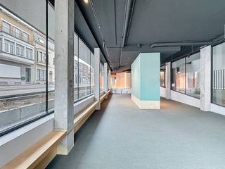 Kantoorruimte van ca.115 m² met veel lichtinval te huur in Kortrijk met commerciële ligging. Het kantoor is gelegen in het centrum nabij diverse invalswegen, het station en openbare parkings (Casinoplein, Schouwburgplein, etc).Specificaties: - Zonnepanelen- Kitchenette- Grote raampartijen- VloerverwarmingOppervlakte: ca. 115m²Op zoek naar kantoorruimte te huur in het centrum van Kortrijk? Aarzel niet om ons te contacteren op het nummer 056 21 11 11 voor meer informatie of een bezoek ter plaatse.