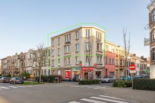 (Attesten, grondplannen en ontwerp dakterras kan u terugvinden bij "Documenten" op de Wellimmo-site)<br /><br /><strong>Algemeen</strong><br />Deze loftige Duplex-penthouse van 194m² met mogelijkheid tot dakterras (van 31m² + groendak) bevindt zich op de tweede en derde verdieping van een kleinschalig appartementsgebouw. Een uitzonderlijk lichte en ruime woonplek die als een huis in de lucht aanvoelt, met zon, zicht en een zeldzaam gevoel van openheid.<br /><br /><strong>Ligging</strong><br />Ideaal gelegen nabij het Te Boelaerpark, Boekenbergpark en vernieuwde Arenawijk met een goede bereikbaarheid naar de stad, invalswegen en alle belangrijke voorzieningen zoals scholen, winkels etc...<br /><br /><strong>Indeling</strong><br />We betreden het appartement op de tweede verdieping, dewelke bestaat uit 3 slaapkamers, badkamer (met ligbad, inloopdouche en wasruimte) en apart toilet.<br />Via de nachthal komen we boven op de derde verdieping. Bij het betreden van deze verdieping krijg je direct het loftgevoel, dankzij de vele ramen, lichtinval en openheid. De keuken is open en volledig geïnstalleerd met losse (kwaliteits-) toestellen. Het betonnen keukeneiland is hier een echte eyecatcher.<br />De volledige woonst is voorzien van originele parketvloer. <br /><br />Ten slotte hebben de eigenaars een ontwerp van dakterras dat reeds een positief advies heeft verkregen van de stad Antwerpen.<br /><br /><strong>Troeven</strong><br />- Dak geïsoleerd<br />- Uiterst ruimtelijk en licht<br />- 3 volwaardige slaapkamers<br />- Gegeerde locatie<br />- Dubbele kelderberging<br /><br />Interesse? Contacteer ons via info@wellimmo.net of bel naar 03 225 00 68 voor meer info of een bezichtiging.