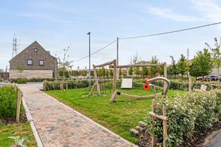<strong>Maria Lauwershof - Wielsbeke </strong><br /><br />Deze kwalitatieve energiezuinige nieuwbouwwoningen zijn topgelegen, op wandelafstand van de Leie, en nabij scholen, winkels, en openbaar vervoer. Voorzien van een leuk speelplein, voldoende parking, en er is de mogelijkheid te kopen aan 6% BTW. <br /><br />INDELING: inkom en traphal, apart toilet, gezellige lichtrijke leefruimte met open geïnstalleerde keuken met extra ontbijthoek/eilandgedeelte, handige berging/wasplaats. Op het 1ste verdiep bevinden zich de overloop, moderne badkamer (ligbad, douche en dubbele lavabo), en 2 slaapkamers. Op het 2de verdiep bevindt zich de masterbedroom. <br />Leuke tuintjes met terras, en carport met extra tuinberging. <br /><br />TROEVEN: deels opgeleverd dus instapklaar, regenwaterput, warmtepompen, conforme elektriciteit.