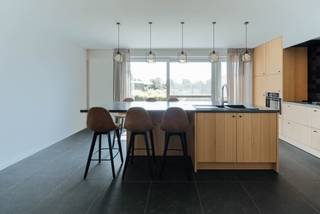 🏡 Instapklare energiezuinige woning (E-peil A) te Zwevezele – géén btw, alles inbegrepen!Te koop: prachtig afgewerkte en comfortabele rijwoning in...