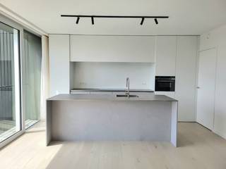 Dit ruim 3-slaapkamer woonappartement met een bewoonbare oppervlakte van 147 m² is gelegen op de vijfde verdieping van de nieuwbouwresidentie 'Coxy-Dunes'.<br />Het appartement werd tot in de puntjes afgewerkt met de meest duurzame materialen en omvat:<br />inkom, toilet, woonkamer voorzien van eikenhouten inmaakkasten, open keuken met ruime berging die allebei uitgeven op het zuid-gericht terras, ruime masterslaapkamer met aansluitend een badkamer met ligbad en inmaakdouche, een tweede toilet en een tweede en derde slaapkamer die aansluiten op de tweede badkamer met inloopdouche.<br />De slaapkamers zijn voorzien van inmaakkasten geven uit op het terras achteraan waar u kunt genieten van de avondzon.<br />Mogelijkheid tot aankoop van een garagebox of staanplaats onder de residentie.