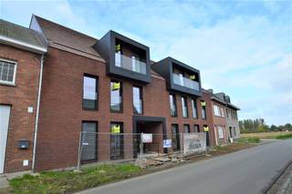 5 autostaanplaatsen in gemeenschappelijke garage Onmiddellijk beschikbaarSectionale poort met afstandsbedieningGoede in- en uitrij...