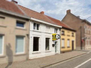 INSTAPKLARE STARTERSWONING op een GUNSTIGE LIGGING in het CENTRUM van Ronse, op WANDELAFSTAND van winkels, scholen, openbaar vervoer en alle dagelijkse voorzieningen. Dankzij haar BETAALBAAR KARAKTER vormt deze eigendom de IDEALE EERSTE WOONST, maar ook een interessante INVESTERINGSOPPORTUNITEIT. De woning werd reeds voorzien van CV OP AARDGAS met NIEUWE BRANDER, HR-BEGLAZING en een GEÏSOLEERD PANNENDAK, wat resulteert in een GUNSTIG EPC-LABEL B. Hierdoor geniet u van een ENERGIEZUINIGE en ZORGELOZE WOONERVARING.<br />De indeling gaat als volgt: via de inkomhal heeft u toegang tot de open leefruimte met aansluitend een ingerichte keuken. Verder bevindt zich op het gelijkvloers ook een ingerichte badkamer. Op de 1ste verdieping geeft de nachthal toegang tot 2 slaapkamers. De zolderverdieping biedt bijkomende mogelijkheden voor het creëren van een 3de slaapkamer, hobbyruimte of bureau, waardoor de woning eenvoudig kan meegroeien met uw noden.<br />Buitenshuis beschikt deze eigendom over een aangenaam terras en een diepe tuin, waar u in alle rust kan genieten van het buitenleven.<br /><br />Adres: Elzelestraat 68 te Ronse<br /><br />EPC: 165kWh/m², G-score en P-score D, Geen renovatieverplichting van toepassing, Bestuursmaatregelen in het maatregelenregister: Neen