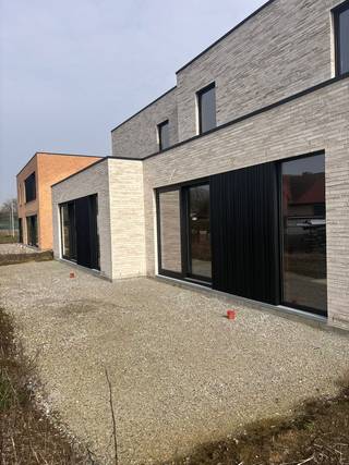 In een nieuwe en rustig gelegen verkaveling met 24 hedendaagse woningen in een doodlopende straat woon je comfortabel in een gezinsvriendelijke omgeving. De ligging binnen de driehoek Oostrozebeke – Wielsbeke – Waregem zorgt voor een vlotte bereikbaarheid van winkels, scholen en verbindingswegen richting Gent en Kortrijk.<br /><br />Deze halfopen woning combineert een praktische indeling met veel lichtinval. De leefruimte met open keuken en kookeiland biedt een mooi zicht op de tuin. Buiten geniet je van een aangename buitenruimte en kan je de auto parkeren onder een houten carport.<br /><br />De badkamer is uitgerust met zowel een ligbad als een inloopdouche, wat zorgt voor extra comfort. De woning is wind- en waterdicht, waardoor je de verdere afwerking zelf kan bepalen volgens jouw smaak en budget.<br /><br /><strong>Troeven</strong><br />✓ open keuken met kookeiland en zicht op tuin<br />✓ houten carport<br />✓ badkamer met bad én inloopdouche<br />✓ rustige ligging in doodlopende straat<br />Oriëntatie tuin: Zuid-West (middag- en avondzon)<br /><br />Snel beschikbaar voor wie vlot wil schakelen.<br /><br />Voor meer info <strong>bel naar 051 26 36 86</strong> of stuur een mail <strong>steven@lapeirre.be</strong><br /><br /><em><span>Opgelet: Prijsindicatie is prijs voor grond, infrastructuur, constructie, architect, EPB, VC en VVG.<br />Prijs is exclusief kosten!</span></em><br /> 