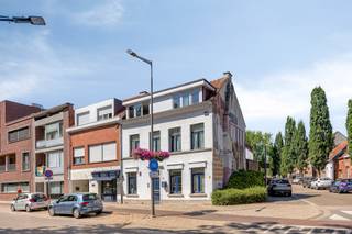 Gelijkvloers (ca. 148 m²): <br />Bij het betreden van de woning komt u binnen in een ruime inkomhal, die het centrale scharnierpunt vormt van het gelijkvloers. Vanaf hier zijn de verschillende leefruimtes bereikbaar: <br /><br />Aan de linkerzijde bevindt zich een deur die leidt naar de eerste slaapkamer. <br />Aan de rechterzijde geeft een deur toegang tot de eerste leefruimte. Aansluitend op deze leefruimte bevindt zich nog een extra kamer, ideaal als bureau, hobbyruimte,... <br /><br />Recht voor u stapt u via de deur aan het einde van de gang binnen in de tweede woonkamer. Deze leefruimte gaat naadloos over in een open keuken. Vanuit de keuken heeft u via een deur rechtstreeks toegang tot de eerste badkamer met douche, lavabo en toilet. <br /><br />Aan de achterzijde van de woning bevindt zich een lichtrijke veranda. Deze ruimte vormt de perfecte overgang tussen binnen en buiten en verleent zowel toegang tot de tuin als tot de garage. <br /><br />Eerste verdieping (ca. 71 m²): <br />Via de trap bereikt u de eerste verdieping van de woning dewelke werd ingericht als volwaardige studio. De studio was niet toegankelijk tijdens de fotoreportage, maar heeft een eigen leefruimte, slaapkamers, kitchenette en badkamer. <br /><br />Tweede verdieping (ca. 71 m²):<br />Via een wenteltrap bereikt u de tweede verdieping. Deze verdieping is ingedeeld als volgt; een leefruimte met kitchenette, slaapkamer en badkamer. Met enkele eenvoudige aanpassingen kan de huidige indeling gemakkelijk worden omgevormd tot slaapverdieping met 2-3 slaapkamers en ruime badkamer. <br /><br />Bent u geïnteresseerd in dit huis te koop in Wilrijk? Aarzel dan niet om contact met ons op te nemen. Wenst u uw eigendom ook te koop of te huur te stellen? We helpen u graag verder. Steeds tot uw dienst om u verder te helpen met al uw vragen over vastgoed!<br /><br /><br />Bestuursmaatregelen in het maatregelenregister: nee<br /><br />Deze AI-visualisaties zijn bedoeld als inspiratie. Er werd geen rekening gehouden met technische specificaties, stedenbouwkundige voorschriften of de concrete mogelijkheden tot realisatie.