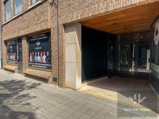 <u><strong>Handelsgelijkvloers van 69 m² met eigen inrichtingsmogelijkheden in de bloeiende Lombaardstraat, inclusief ruime kelderberging! </strong></u><br /><br /><u><strong>Troeven:</strong></u><br />- Commerciële topligging op wandelafstand van de Grote Markt, het Kolonel Dusartplein en winkelcentrum Quartier Bleu<br />- Open ruimte van ongeveer 69 m² met grote glaspartij vooraan<br />- CASCO toestand: u kan de inrichting en afwerking volledig naar eigen believen (laten) uitvoeren! <br />- Lage syndicuskosten (+/- € 35,00 per maand voor één handelspand!) <br />- Ruime kelderberging inbegrepen in de vraagprijs<br />- Mogelijkheid om een ondergrondse autostaanplaats aan te kopen (€ 45.000,00) <br />- Vlot bereikbaar met het openbaar vervoer én parkeergelegenheid in de nabije omgeving<br />- Zeer mooie investeringsopportuniteit en eveneens toplocatie om uw eigen onderneming uit te bouwen <br /><br />Ben je op zoek naar een unieke opportuniteit om jouw zaak te vestigen in het bruisende centrum van Hasselt? Dan is dit handelsgelijkvloers in de Lombaardstraat precies wat u zoekt! De Lombaardstraat is een charmante straat in het historische centrum van Hasselt, de hoofdstad van Belgisch-Limburg. Hasselt staat bekend als een modieuze en gastvrije stad, met een sterke focus op retail, gastronomie en beleving. Dankzij de combinatie van gezellige winkels, hippe bars, kwaliteitsrestaurants en culturele hotspots trekt Hasselt dagelijks een groot publiek van zowel inwoners als toeristen.<br />De stad investeert volop in leefbaarheid en mobiliteit, wat het aantrekkelijk maakt om hier te wonen én te ondernemen. De Lombaardstraat vormt daarin een verbindingsas tussen authentiek Hasselt en nieuwe stadsontwikkelingen zoals Quartier Bleu, aan het kanaal. Ook de hippe Dokter Willemsstraat geeft rechtstreeks uit op de Lombaardstraat! <br /><br />Dit handelspand is momenteel in casco toestand, je kan dus de afwerking en inrichting volledig naar je eigen smaak en noden (laten) doen. Dit is dus een fijne mogelijkheid om volledig je eigen stempel te drukken op het Hasseltse ondernemersleven! <br /><br />Termijn renovatieplicht loopt sinds 15 december 2023 (er zou minstens een EPC label D moeten worden behaald, uiterlijk op 14 december 2028).<br /><br />Laat deze kans niet liggen! Wens je een bezichtiging of meer informatie? Laat je gegevens dan achter en Koen neemt spoedig contact met je op.<br /> 