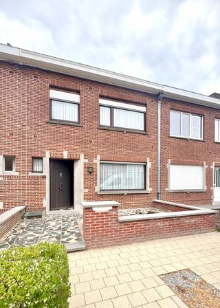 Gesloten bebouwing in rustige residentiële woonbuurt; Indeling: voortuin, inkom met traphal, woonkamer met ruimte voor eetplaats en salon; Leefkeuken, toilet met doorgang naar de badkamer met ligbad, wastafel en bidet; doorgang naar de kelder en de inkomhal; boven drie kamers en berging; Tuin met bergingen; doorgang naar dubbele garage met uitweg langs achteren; Beschikbaar: onmiddellijk; Info en bezoek: info@elet.immo;