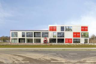 Bent u op zoek naar een kwalitatieve bedrijfslocatie om te huren? Dit prestigieuze vastgoed in Schoten biedt een unieke combinatie van een...