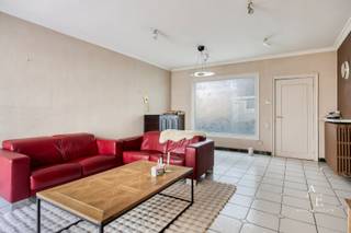 Op een uitstekende locatie nabij het centrum van Ledeberg bevindt zich dit statige herenhuis met een bewoonbare oppervlakte van maar liefst 275 m². De woning combineert authentieke elementen met een zeer ruime indeling en biedt daardoor tal van mogelijkheden, zowel voor grote gezinnen als voor wie wonen en werken wil combineren.<br /><br />Bij het betreden van de woning komt u terecht in een indrukwekkende inkomhal met authentieke trap en verschillende karaktervolle details zoals rozetten, moulures, parketvloeren en hoge plafonds. Op het gelijkvloers bevindt zich een aparte ruimte die perfect kan dienen als bureau of praktijkruimte, aangevuld met een kitchenette. Achteraan werd een ruime aanbouw voorzien waar zich de keuken, de leefruimte en een praktische berging met toilet bevinden. Dankzij de grote raampartijen geniet de woning van veel natuurlijke lichtinval. Verder zijn er twee gezellige stadskoeren aanwezig.<br /><br />Op de eerste, tweede en derde verdieping bevinden zich in totaal vier ruime slaapkamers en twee badkamers, wat deze woning bijzonder geschikt maakt voor grotere gezinnen of voor wie extra ruimte wenst.<br /><br />De ligging vormt een bijkomende troef: winkels, waaronder Delhaize, het centrum van Ledeberg, openbaar vervoer en belangrijke invalswegen bevinden zich in de directe omgeving. Ook met de fiets is de woning vlot bereikbaar dankzij de goede fietsverbindingen.<br /><br />Kortom, een karaktervolle en ruime stadswoning met enorm potentieel, ideaal voor vrije beroepen, zelfstandigen of gezinnen die op zoek zijn naar ruimte en charme op een centrale locatie.<br /><br />Interesse in deze woning? Contacteer voor meer informatie of een bezoek via +32 75 20 18 05.