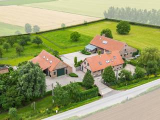Met een adembenemend uitzicht op de Kemmelberg en het glooiende landschap van Heuvelland bevindt zich deze unieke vierkantshoeve in Dranouter op een eigendom van bijna 3 hectare.<br /><br />Deze karaktervolle eigendom biedt een zeldzame combinatie van wonen, recreatie en ondernemen op één uitzonderlijke locatie.<br /><br />De site omvat een volledig ingerichte vakantiewoning voor 8 personen, een tweede woongedeelte dat momenteel wordt uitgebaat als B&B met gastenkamers maar eveneens perfect kan dienen als ruime privéwoning, en een afzonderlijke werkplaats van ca. 200 m².<br /><br />Daarnaast beschikt het geheel over een schuur en paardenstallen, omringd door uitgestrekte weides en een privaat bos, wat zorgt voor maximale rust, privacy en een unieke beleving van het buitenleven.<br /><br />Dankzij de uitzonderlijke ligging geniet u hier dagelijks van panoramische vergezichten en de charme van het Heuvelland op zijn mooist.<br /><br />Een eigendom die ruimte, karakter en mogelijkheden op een unieke manier samenbrengt.<br /><br />✨ Troeven<br /><br />✔ Eigendom van bijna 3 hectare<br />✔ Prachtig zicht op de Kemmelberg <br />✔ stijlvolle afwerking met duurzame materialen<br />✔ Vakantiewoning voor 8 personen <br />✔ B&B met gastenkamers (ook als woning mogelijk) <br />✔ Werkplaats/loods van ca. 200 m² <br />✔ Schuur en paardenstallen <br />✔ Weides, bos en fruitboomgaard<br />✔ Uitzonderlijke ligging in Heuvelland<br /><br />📞 Interesse? Contacteer Thijs, Friedel of Nina:<br />📲 051 57 54 61<br />📧 thijs@grouptrybou.be | friedel@grouptrybou.be | nina@grouptrybou.be