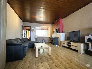 <p><span>Deze ruime woning in Zele biedt heel wat woonruimte, een inpandige garage en een aangename tuin met meerdere terrassen.</span></p><p><span>Via de inkomhal bereik je de ruime leefruimte. Aansluitend bevindt zich de keuken, uitgerust met voldoende kastruimte en diverse toestellen. Op het gelijkvloers zijn verder een apart toilet en een badkamer met ligbad en douche aanwezig. Een tweede hal geeft toegang tot de garage en een praktische, koele berging.</span></p><p><span>Op de eerste verdieping verbindt de nachthal de drie slaapkamers en een tweede toilet.</span></p><p><span>Buiten beschikt de woning over een bijkomende opbergruimte en een ruime tuin, waar je op verschillende terrassen heerlijk kunt genieten. Helemaal achteraan bevindt zich een voormalige mancave: een rustige plek die tal van mogelijkheden biedt als hobbyruimte, ontspanningsruimte of gezellige tuinbar.</span></p><p><span>Een mooie extra troef zijn de doorgangen langs beide zijden van de woning. Hierdoor is er geen rechtstreeks contact met de aanpalende buren.</span></p><p><span>Benieuwd naar deze woning en haar mogelijkheden? Neem contact op voor meer informatie of een bezoek ter plaatse via </span><span>052 89 50 99</span><span> of </span><span>alexander@immorobert.be</span><span>.</span></p>