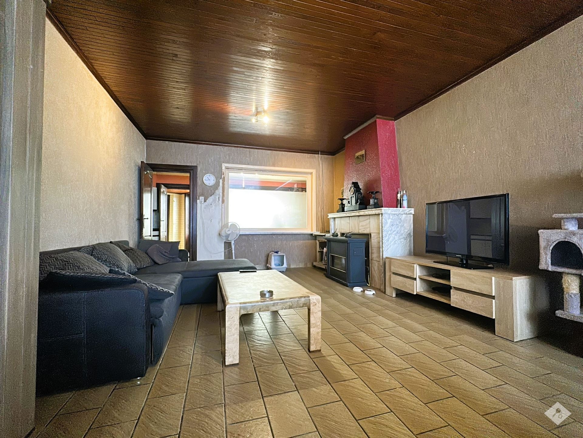Ruime woning met drie slaapkamers, garage en grote tuin - foto 2